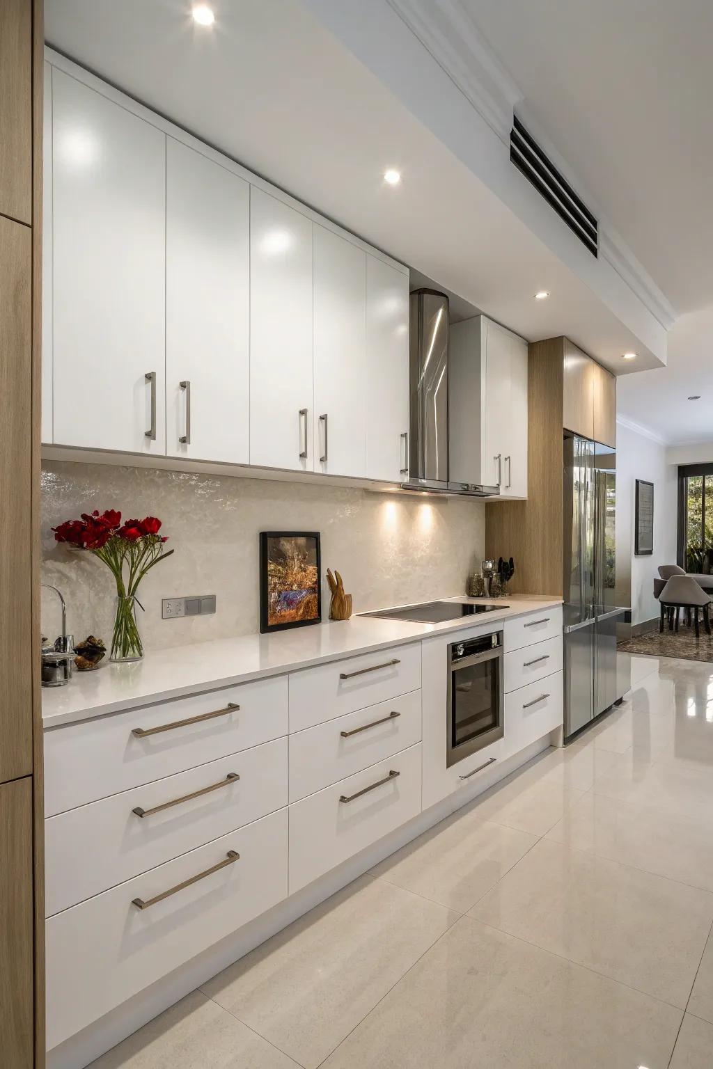 Cabinets extended to the ceiling, delivering a fluid and elongated kitchen visual.
