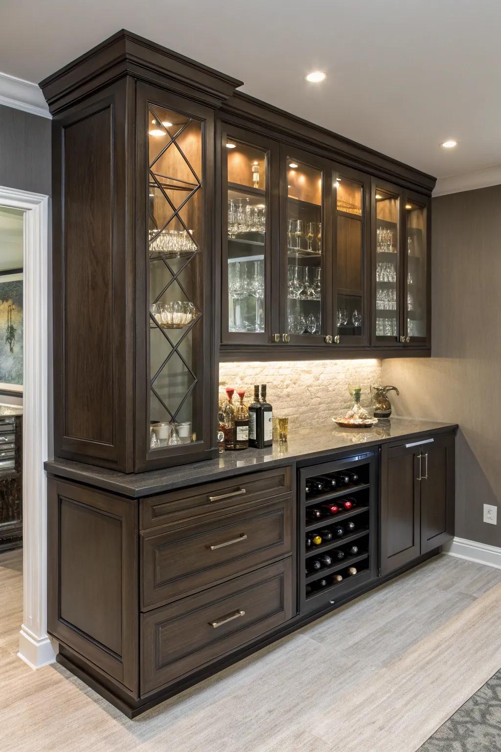 Smart holding solutions keep your bar arranged.