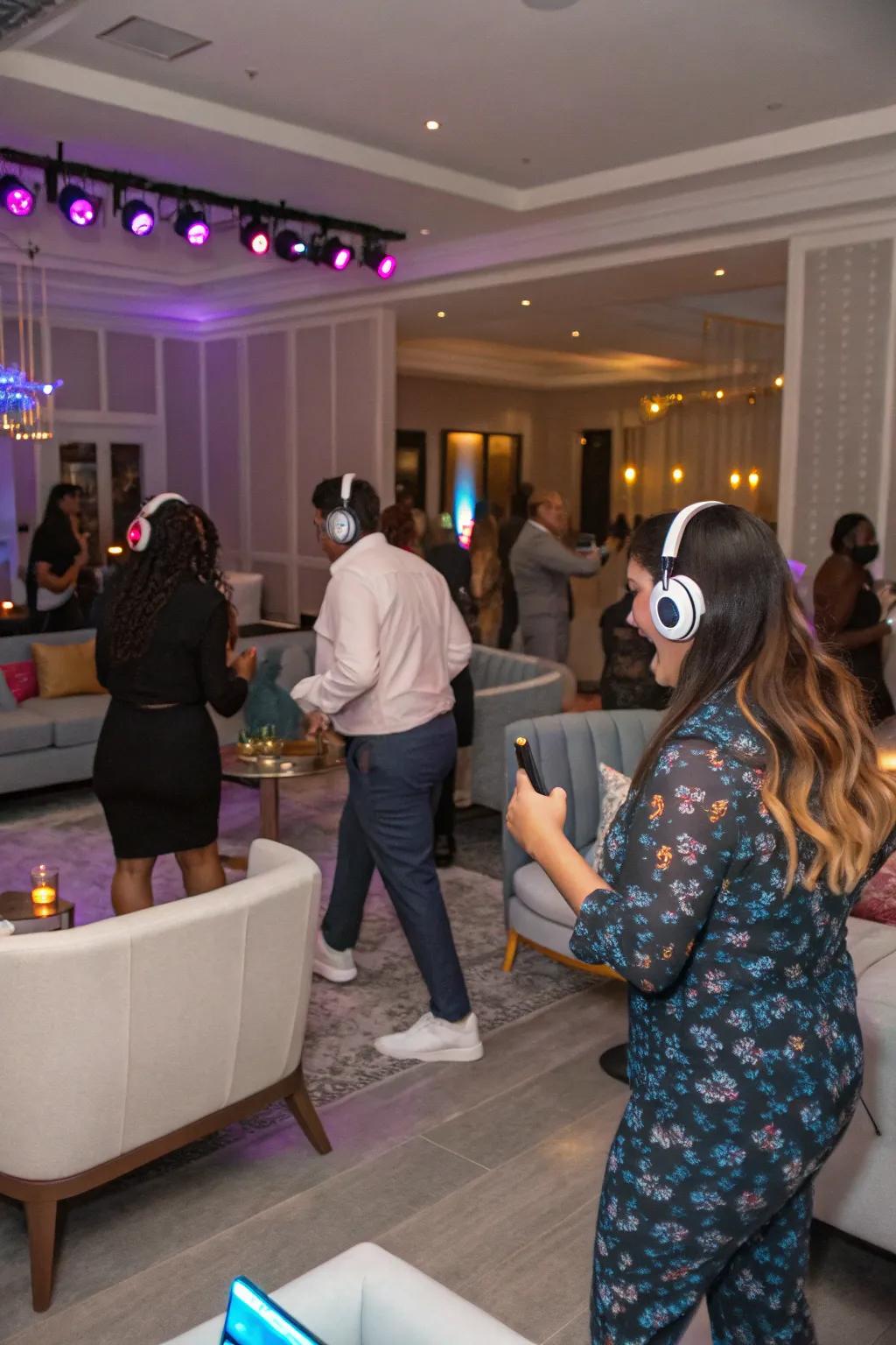 A quiet disco delivers a distinctive party experience where visitors dance to their individual tempo.