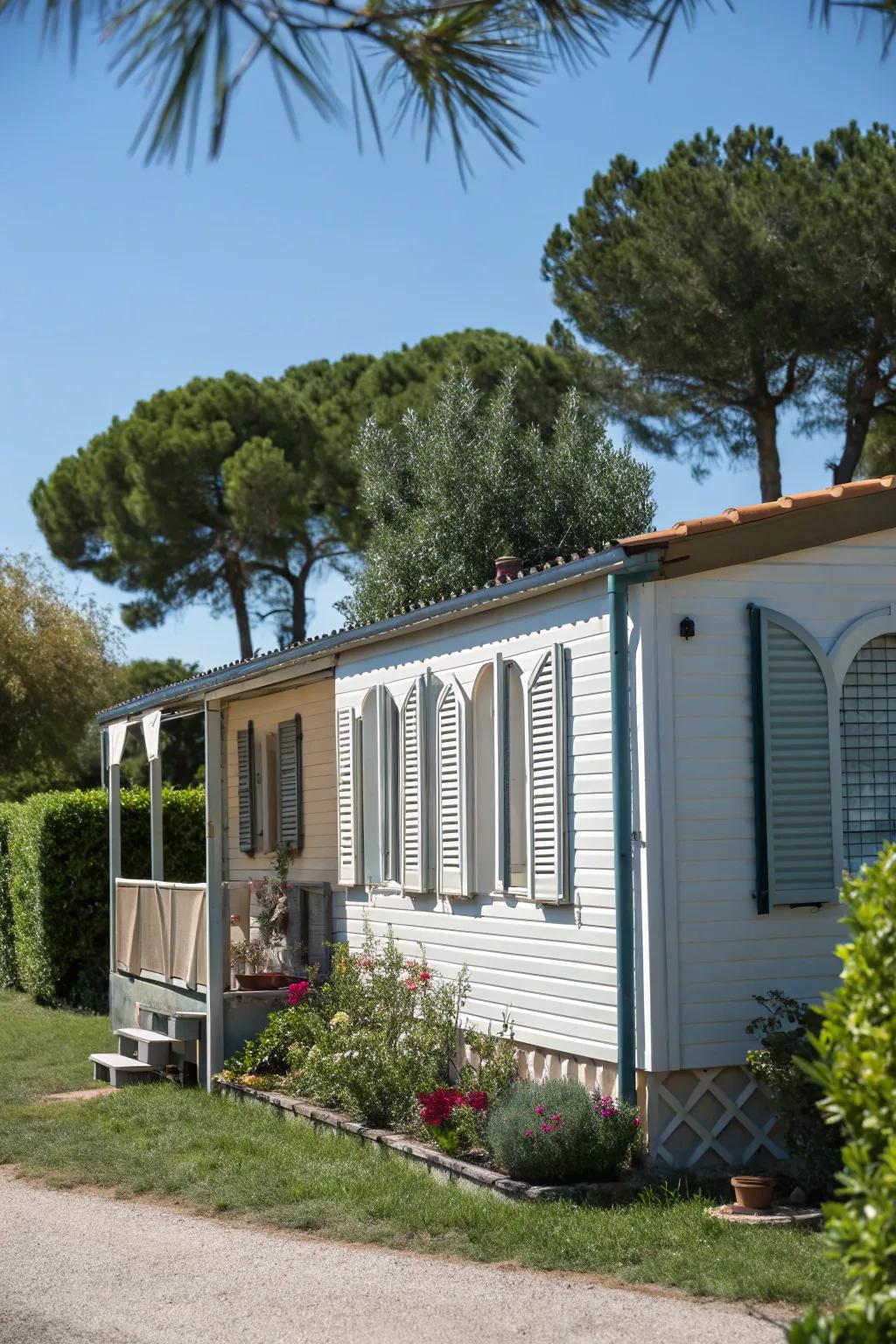 Shutter arches enriching the elegance of a mobile home.
