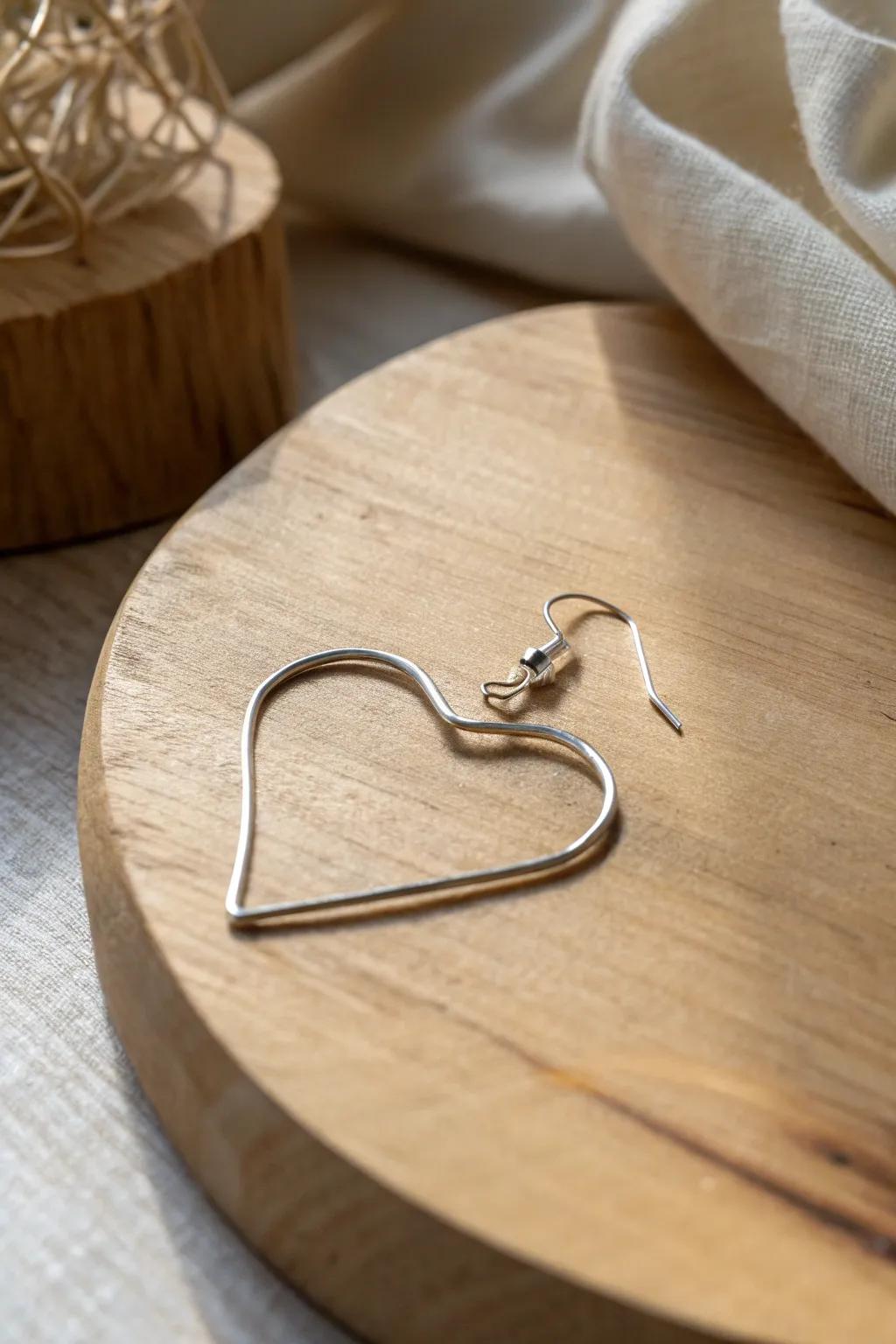 Delight in ease and love with these hand-crafted wire heart earrings, a wonderful blend of minimalist sophistication and bohemian charm.