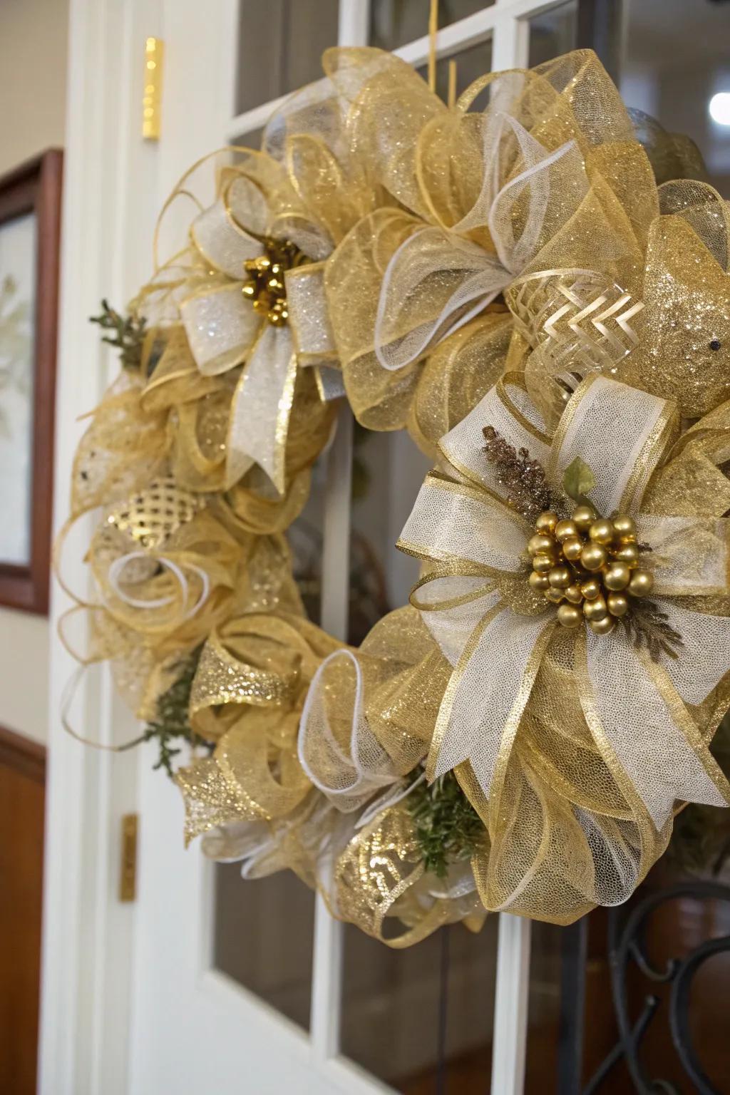 Auric embellishments elevate this wreath to a glamorous autumnal decoration.