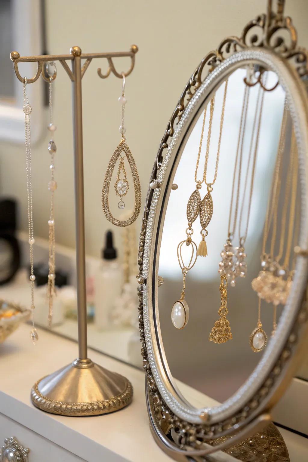 Inspect your aesthetic and seize your jewelry using mirror hooks.