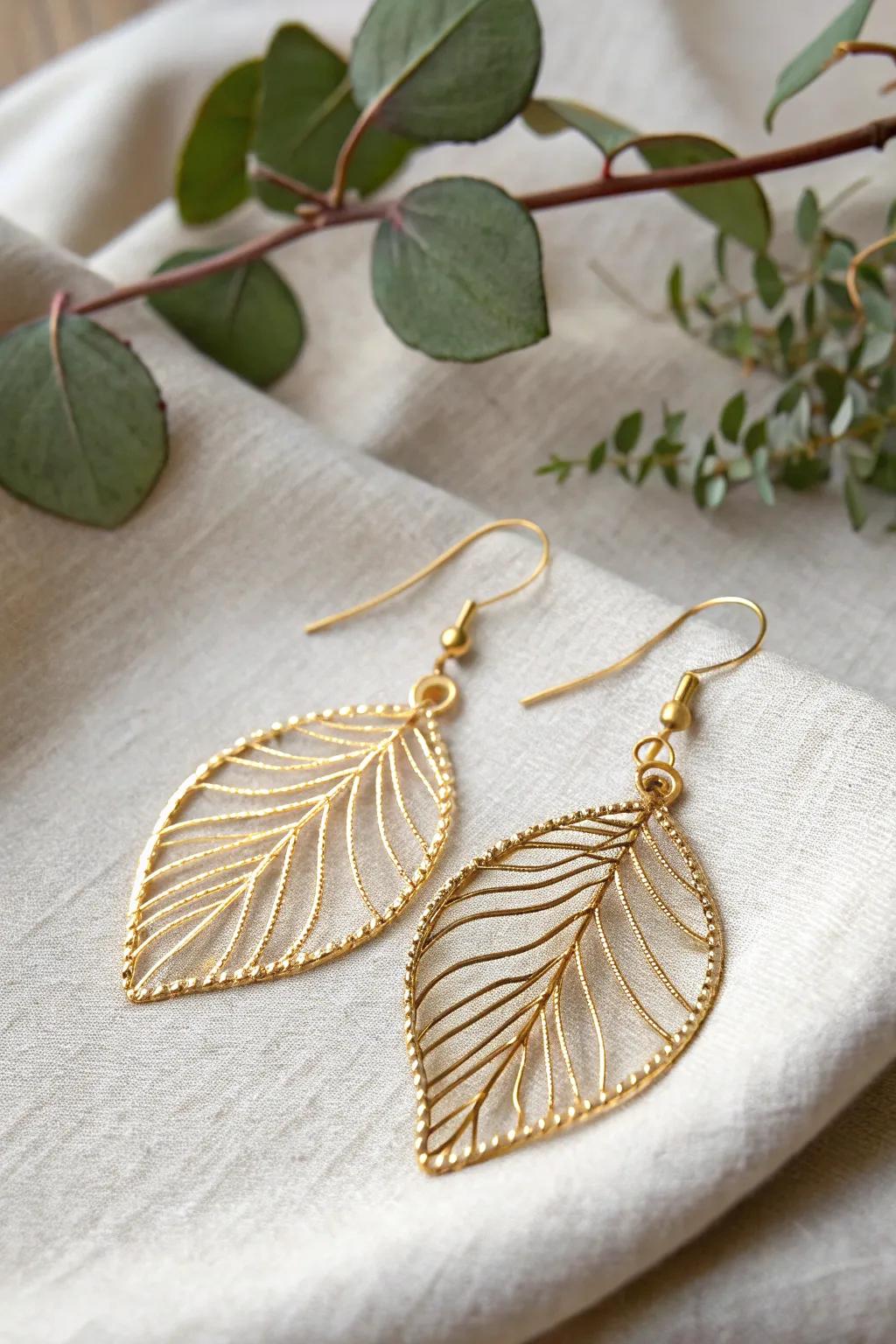 Welcome nature's elegance with these hand-crafted leaf-shaped earrings, a wonderful blend of minimalist and bohemian style.