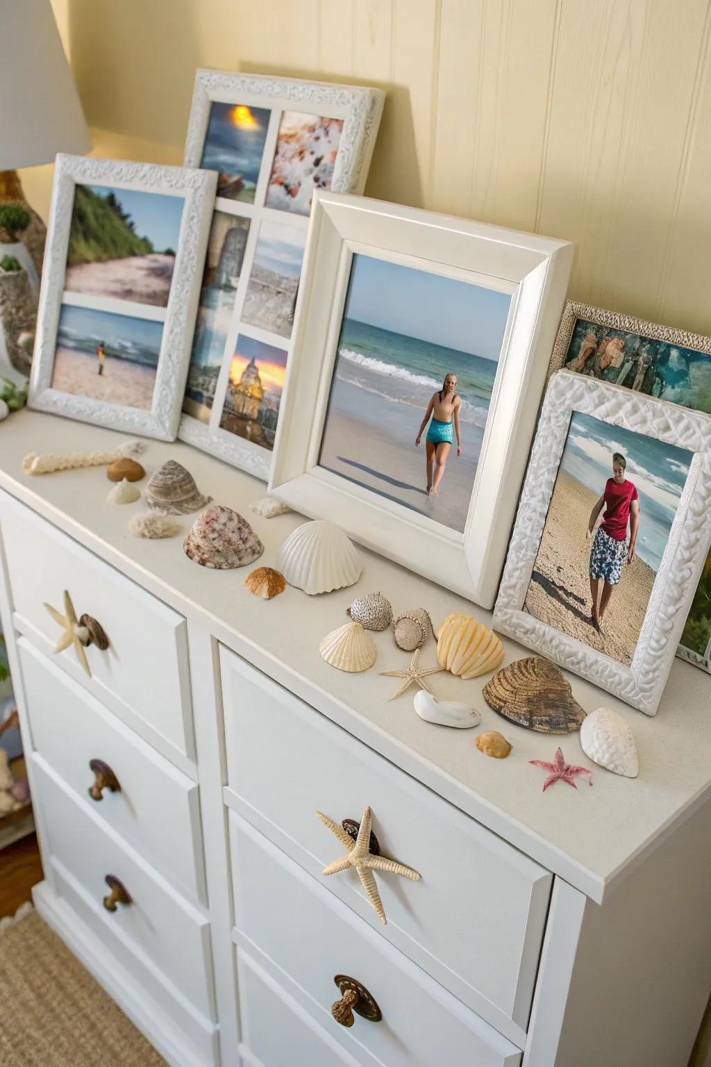 Personalize your photographs through seaside inspired casings.