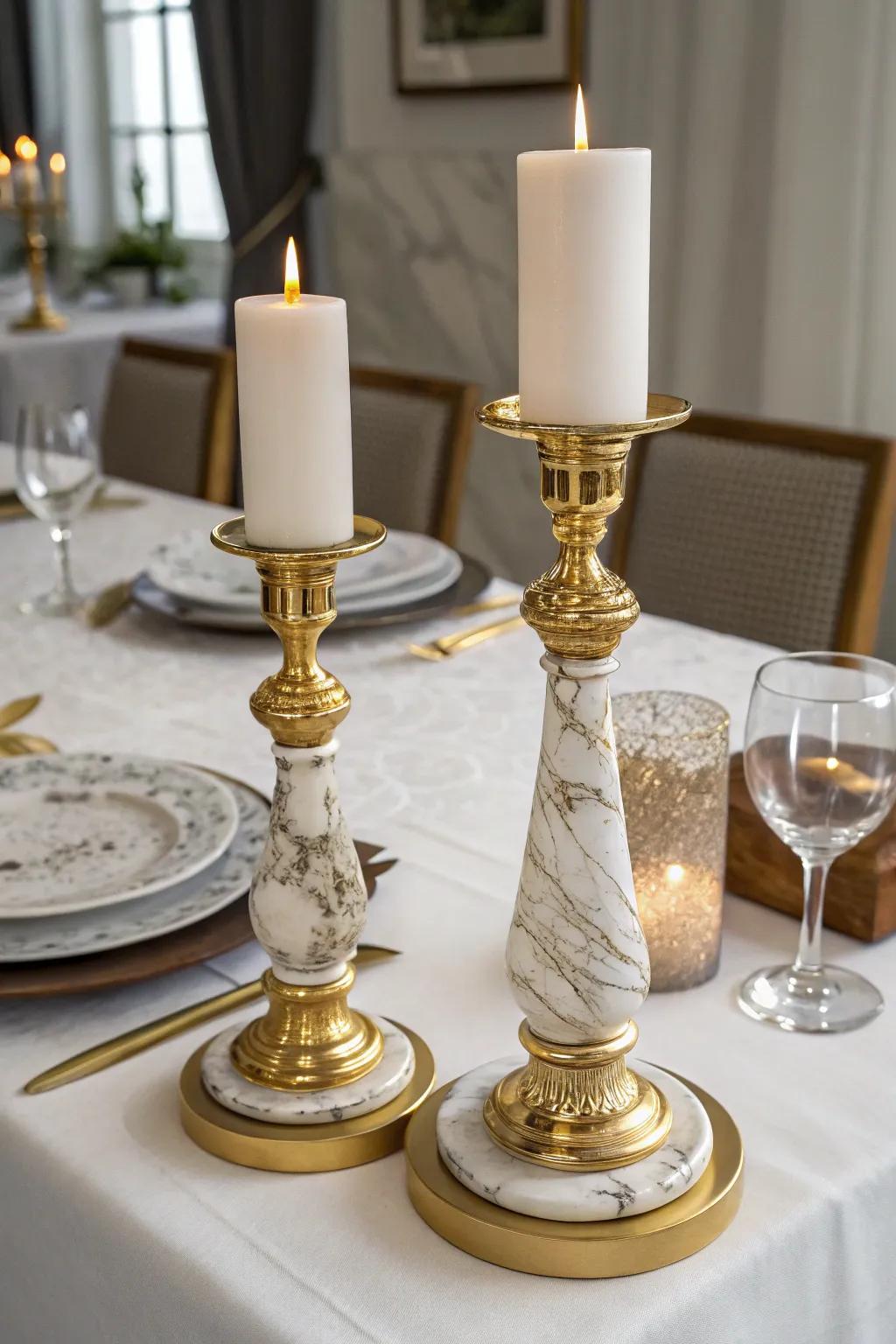 Elegant gilded and marble candle supports for a luxurious sensation.