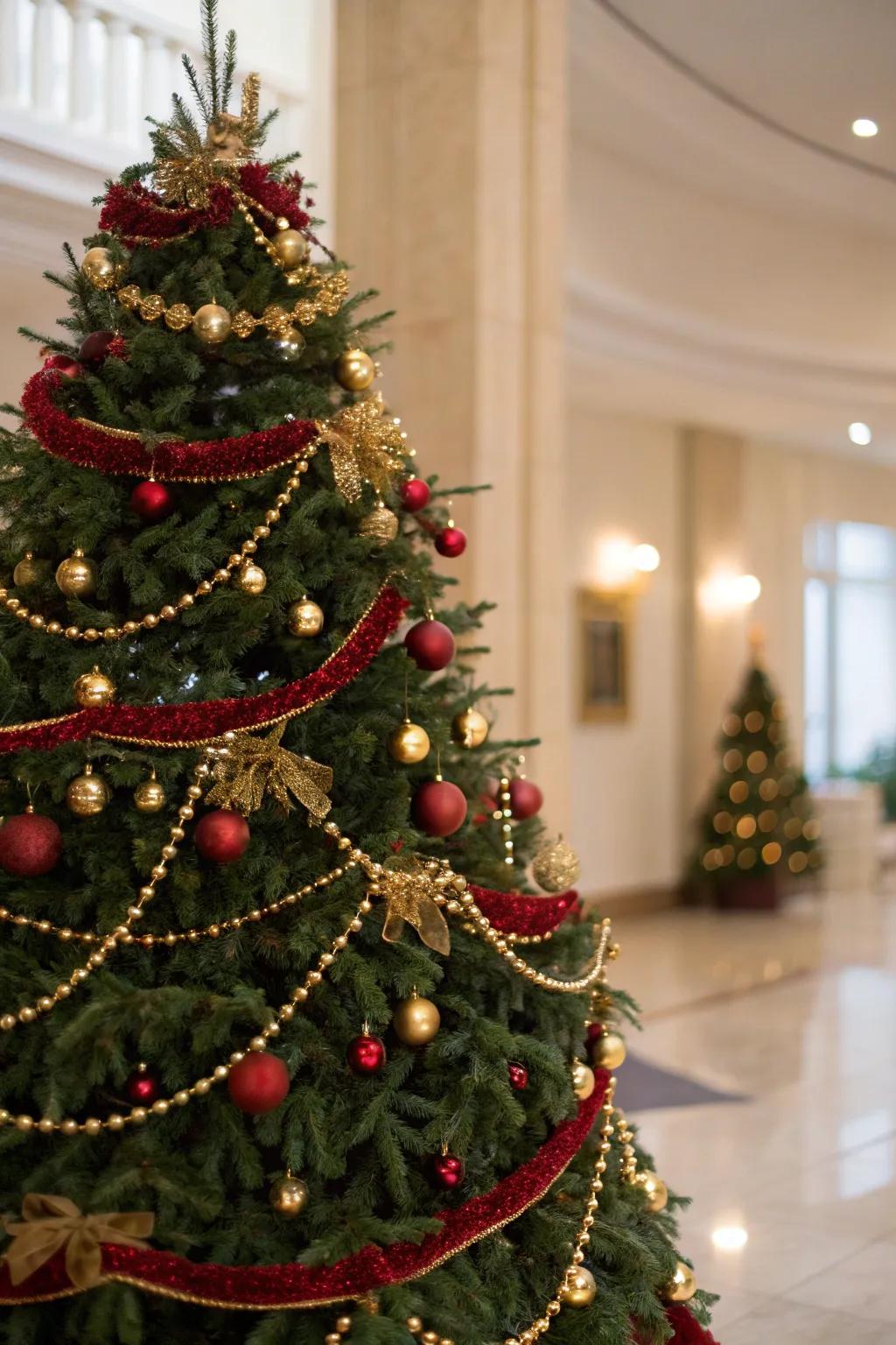 Gilded garlands add a touch of glamour.