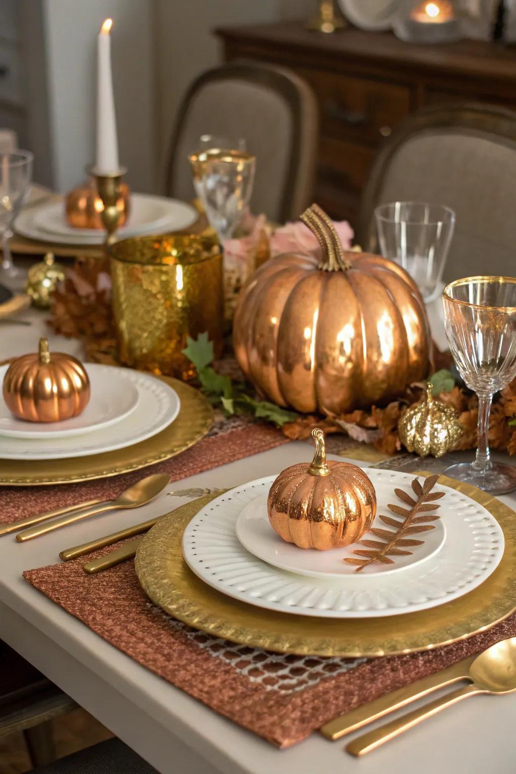 Your Thanksgiving table will sparkle with elegance and glamour thanks to metallic accents.