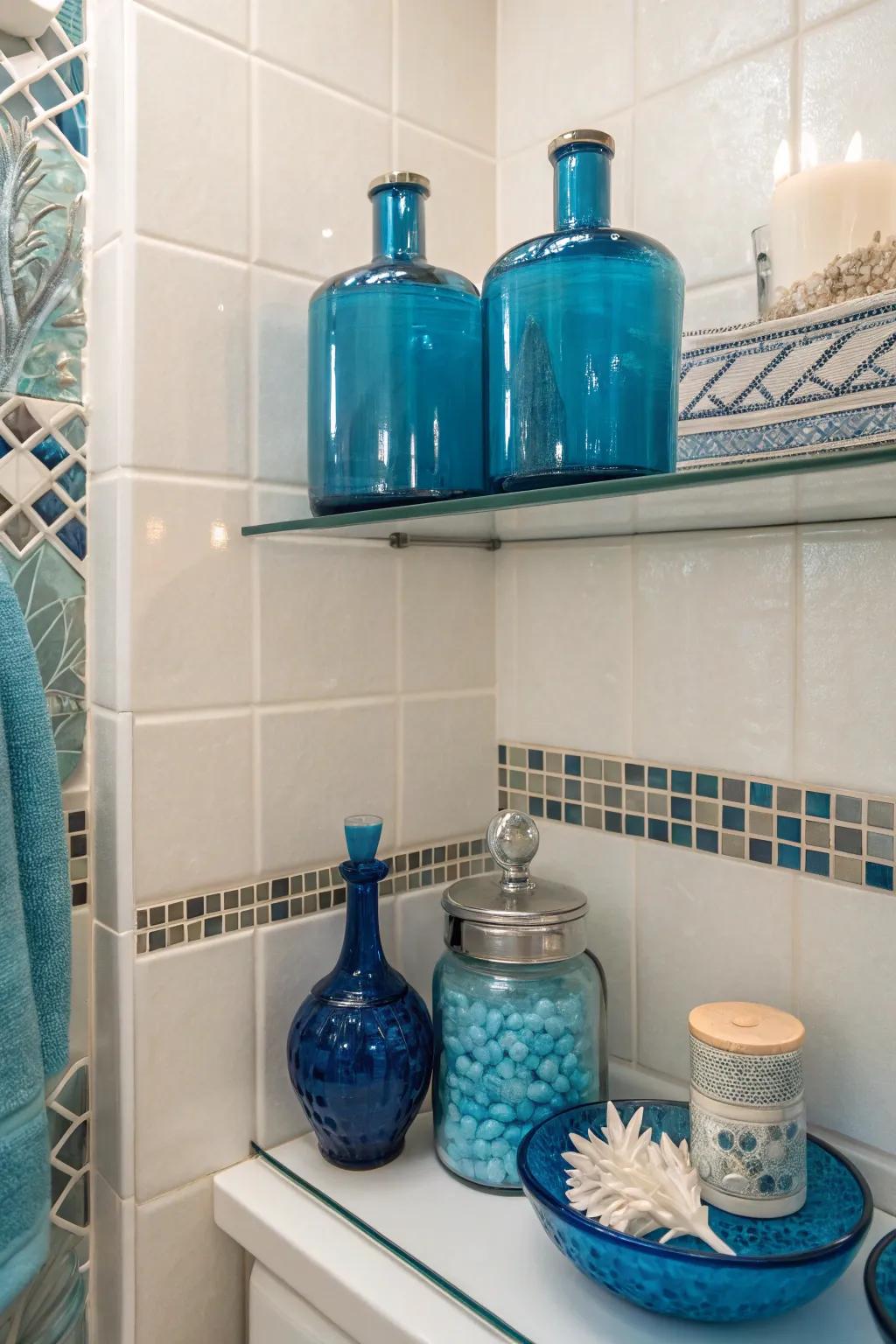Blue glass details inject a stroke of elegance and light reflection into the bathroom.