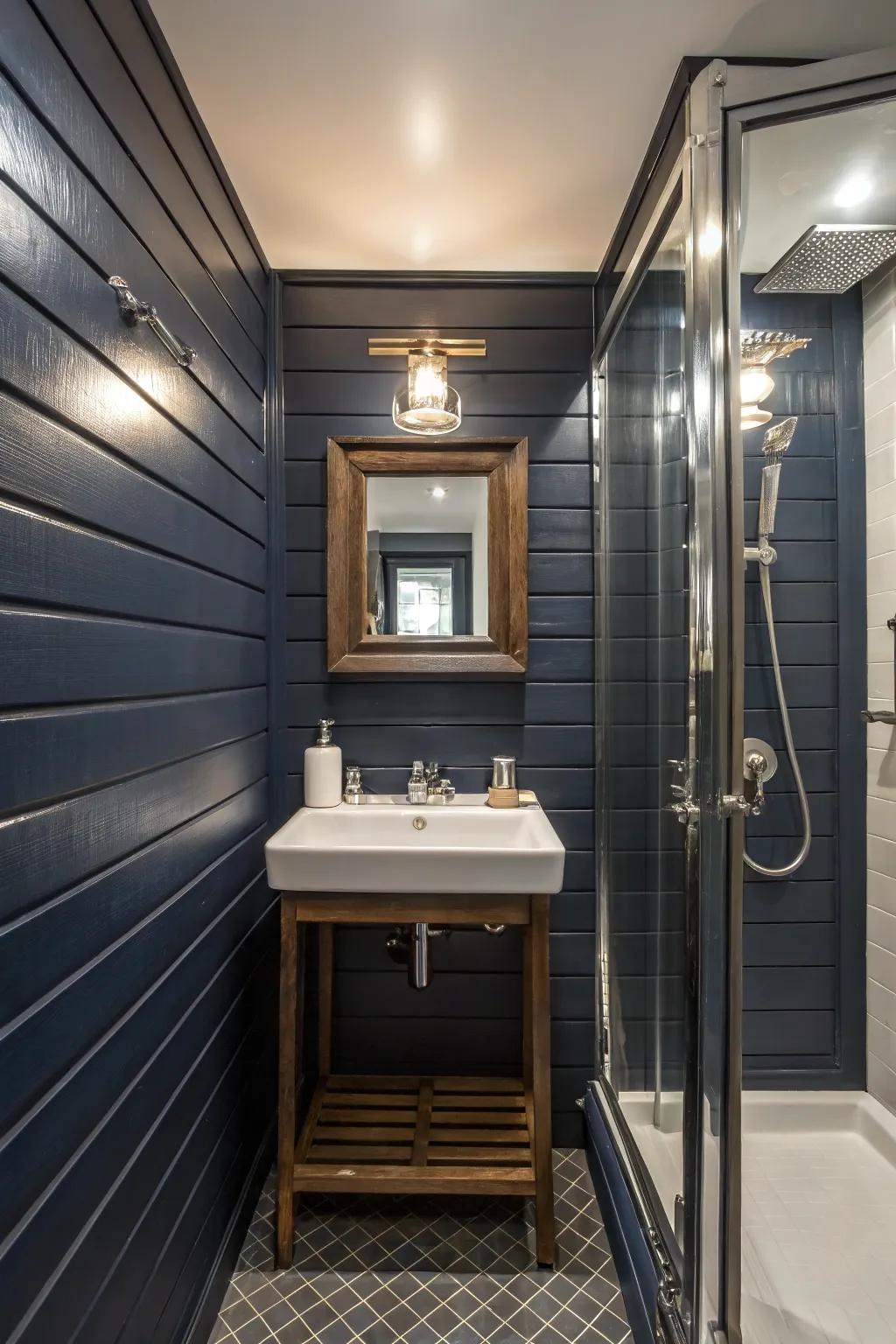 Horizontal paneling in a small bathroom, imparting a modern and expanded impression.