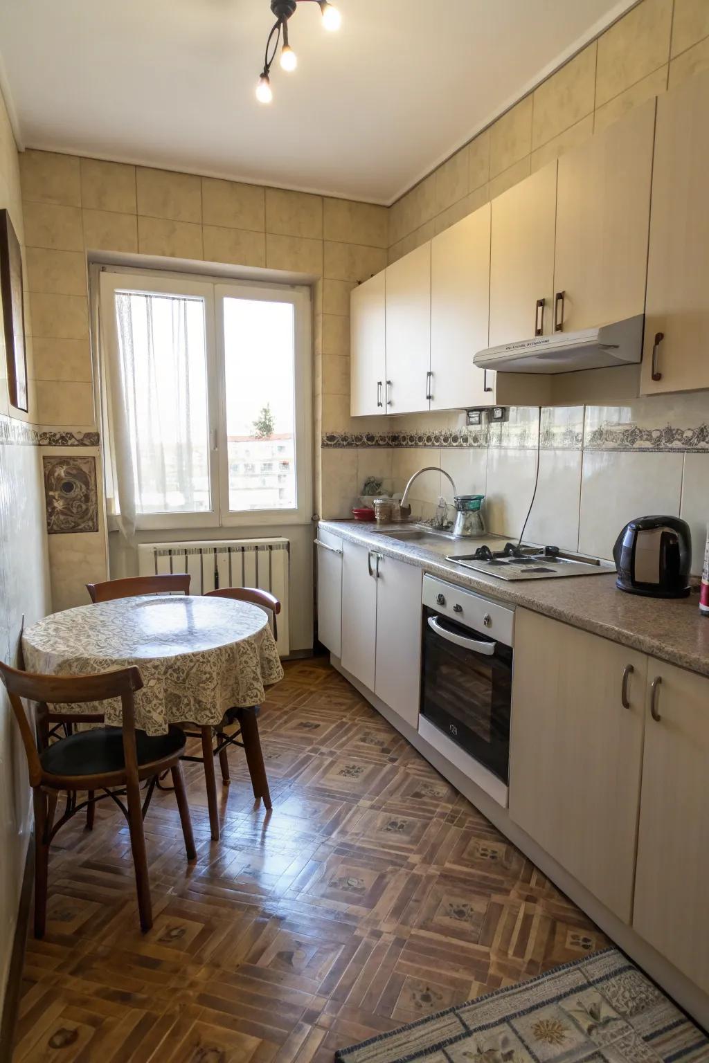 Wood-look coverings in a cozy small kitchen