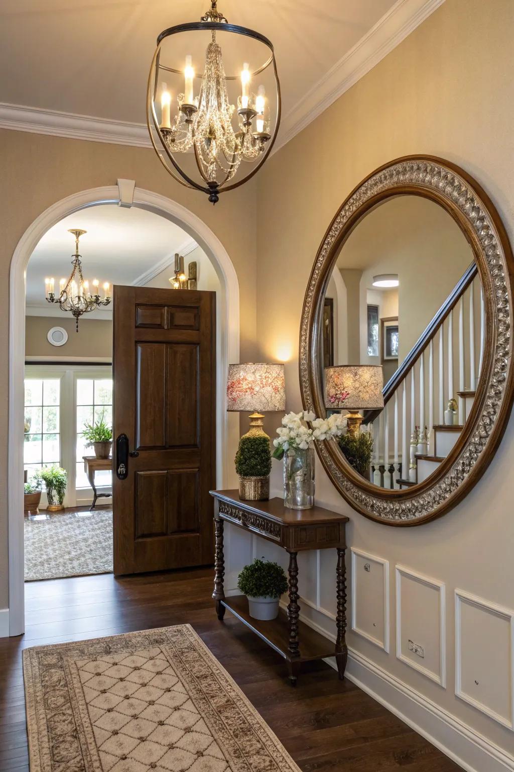 A mirror in the entrance zone creates a radiant and inviting atmosphere.