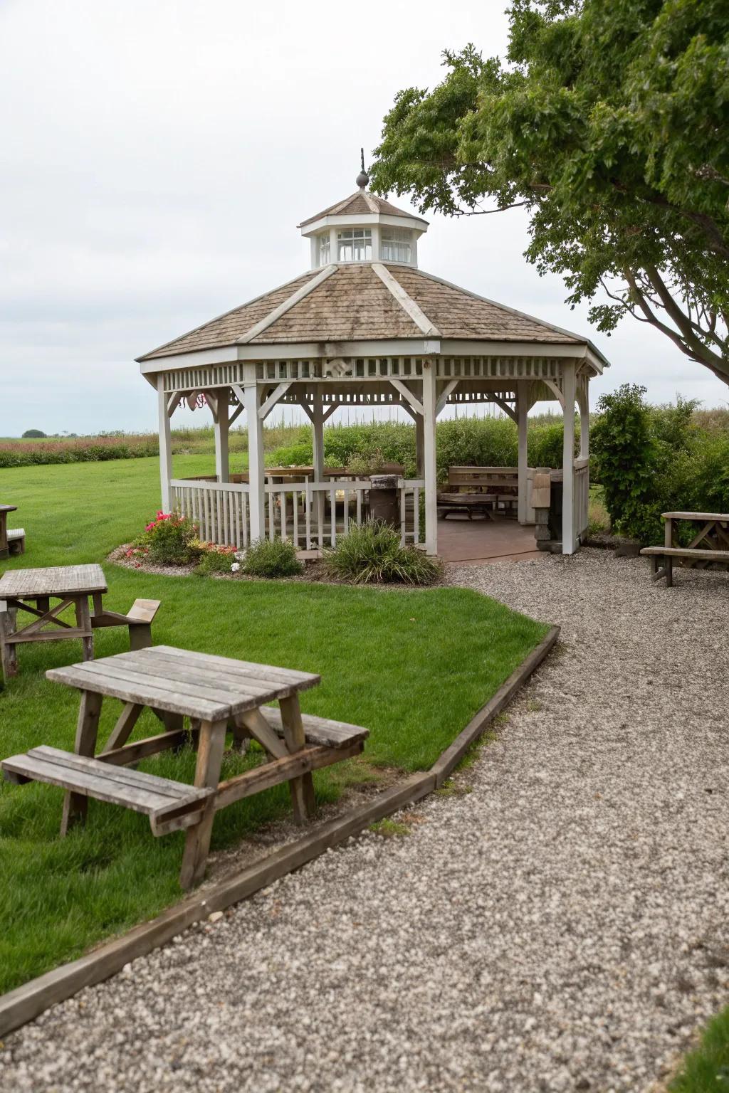 Gravel flooring contributes countryside sophistication and ensures exceptional drainage.