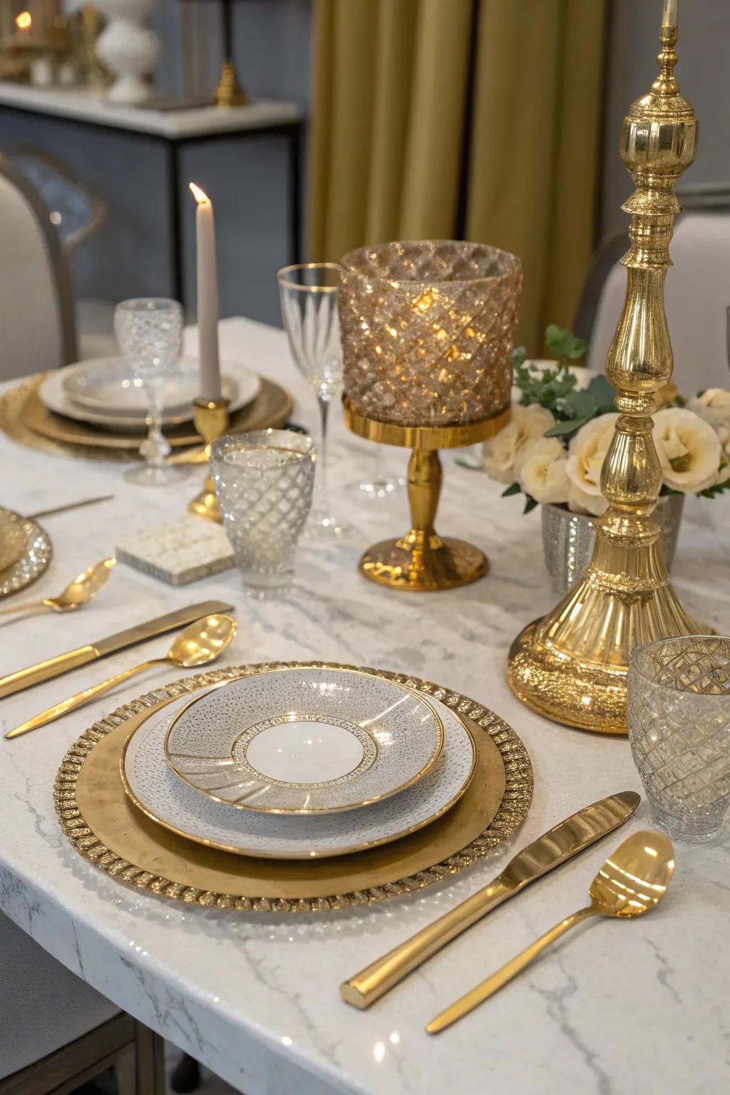 Gleaming details introduce a hint of extravagance to your birthday gathering.