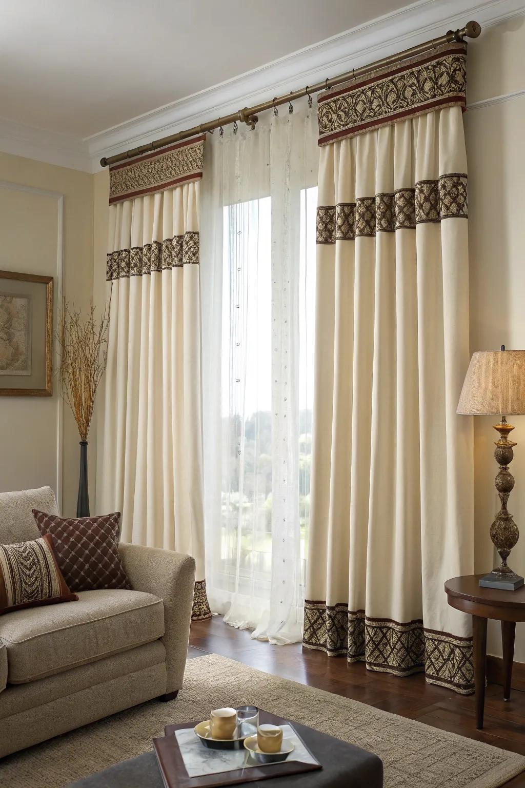 Contrasting edgings infuse definition and elegance.