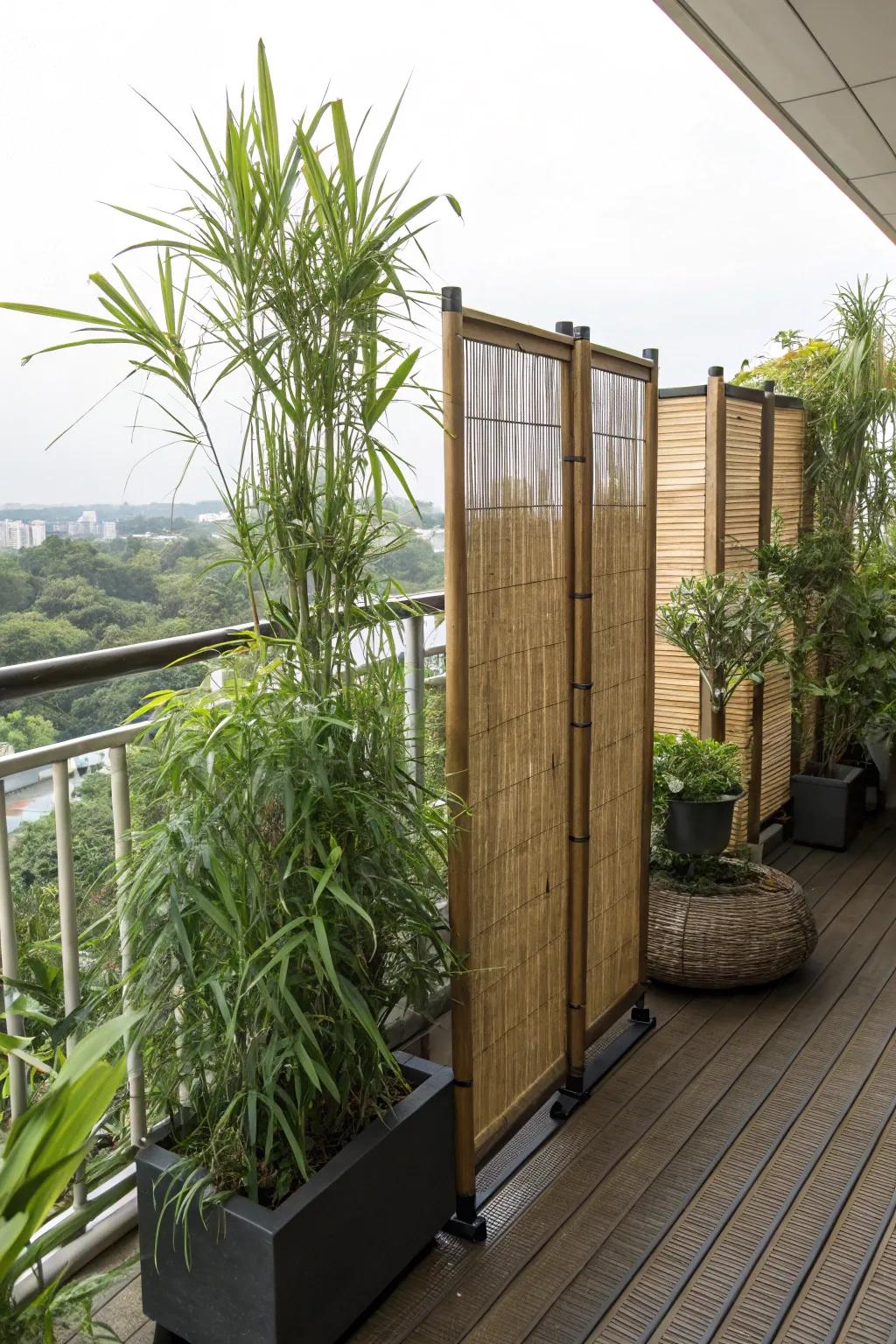 Verdant dividers render seclusion while preserving an expansive sensation.