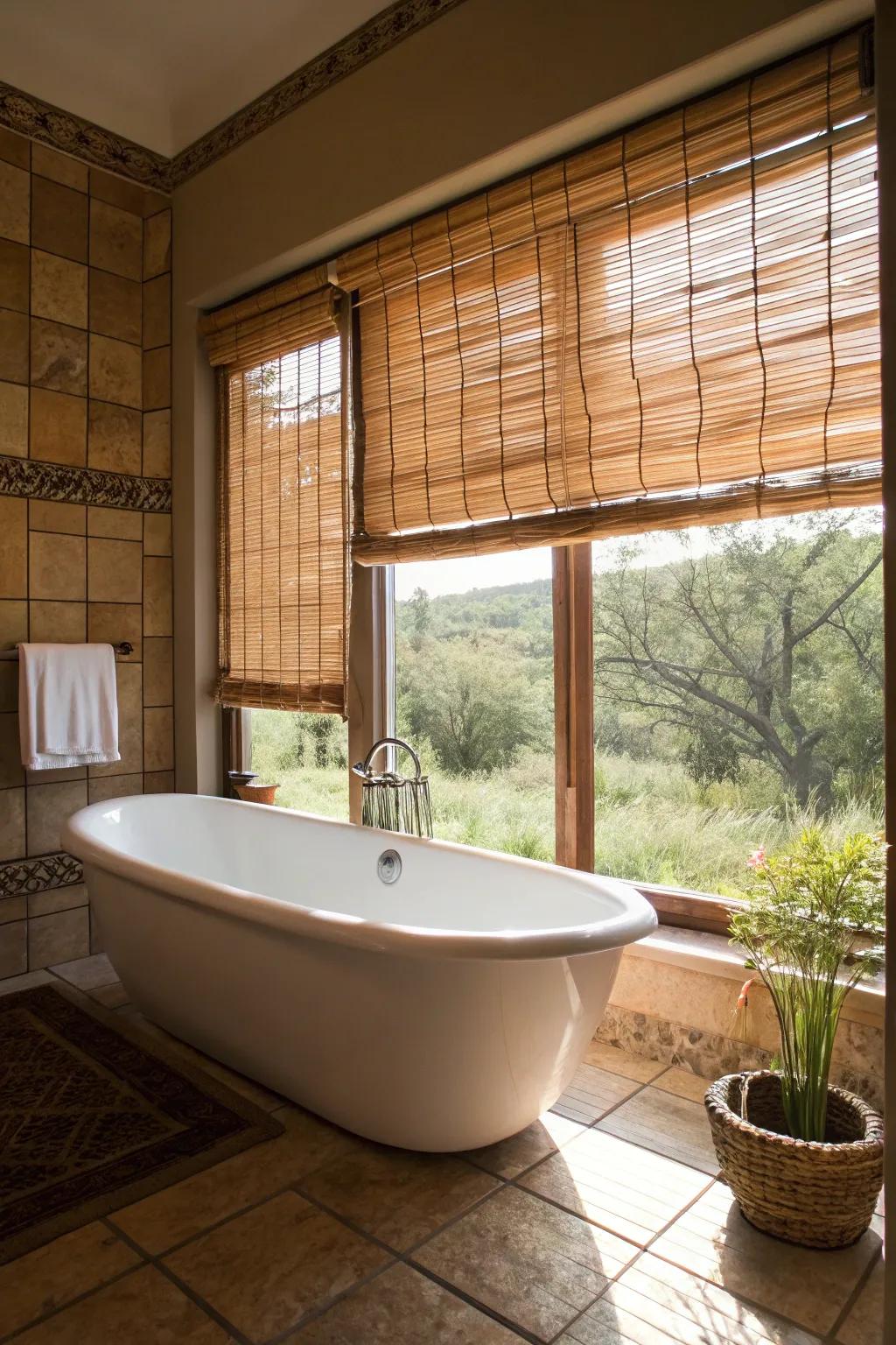 Reed coverings provide a cozy and organic atmosphere.
