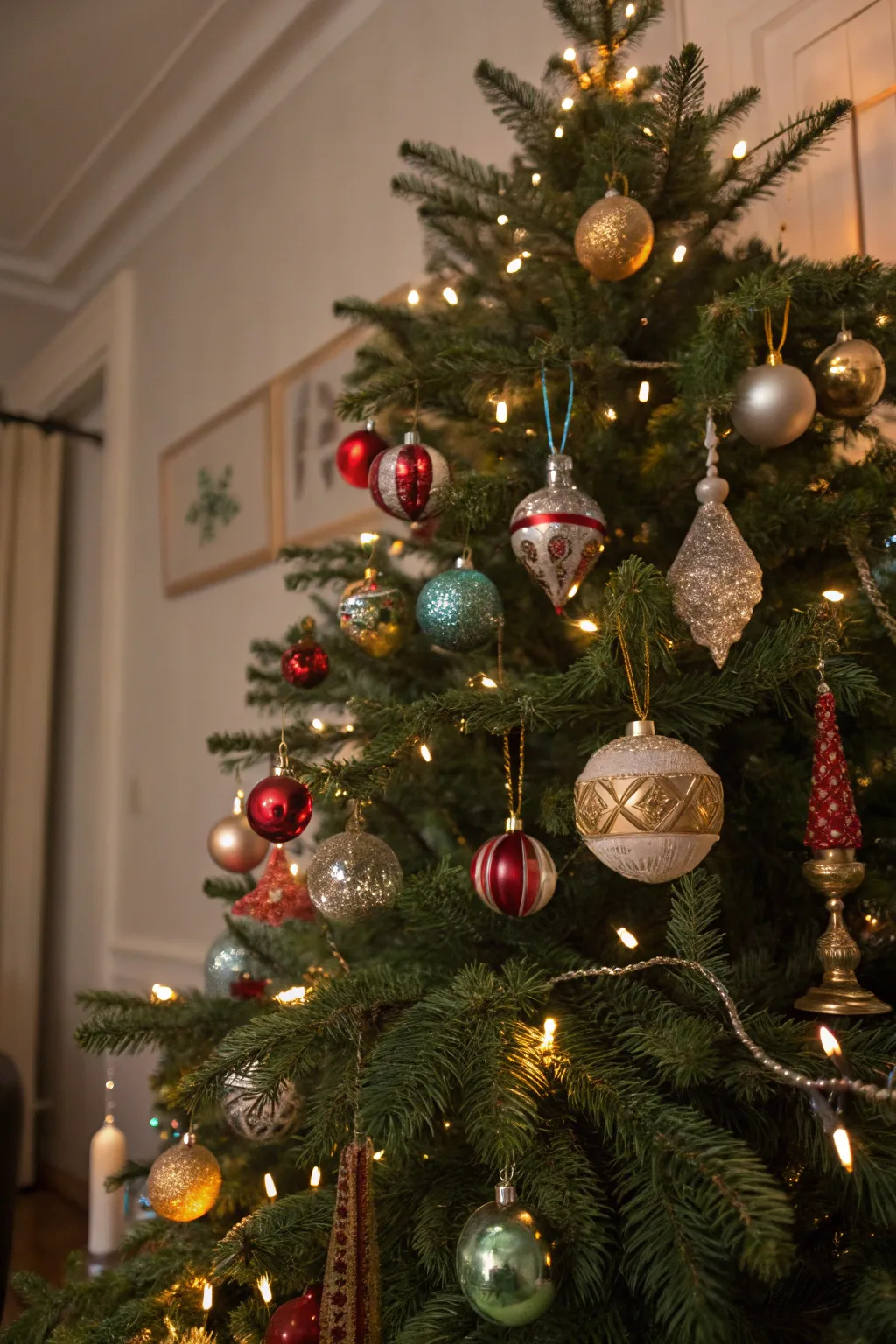 Antique Accents for a Vintage Christmas Tree